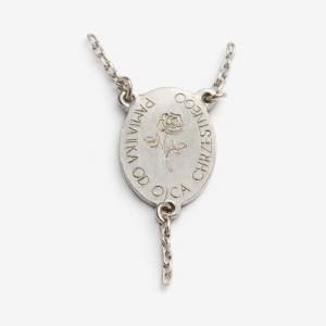 Pamiątkowy srebrny różaniec z perłą i grawerem