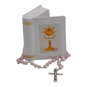 Komunijny różaniec różowy z etui eucharystycznym IHS