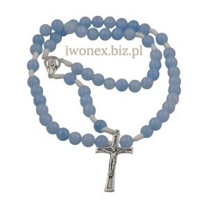 różaniec z naturalnego błękitnego chalcedonu na sznurku z krzyżykiem i łącznikiem Matka Boża w haftowanym woreczku Ave Maria.