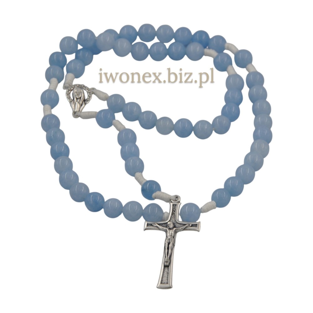 różaniec z naturalnego błękitnego chalcedonu na sznurku z krzyżykiem i łącznikiem Matka Boża w haftowanym woreczku Ave Maria.